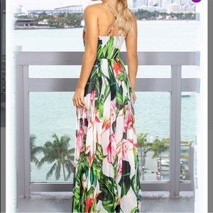 Absolutely gorgeous “ resort dress”. A real steal.